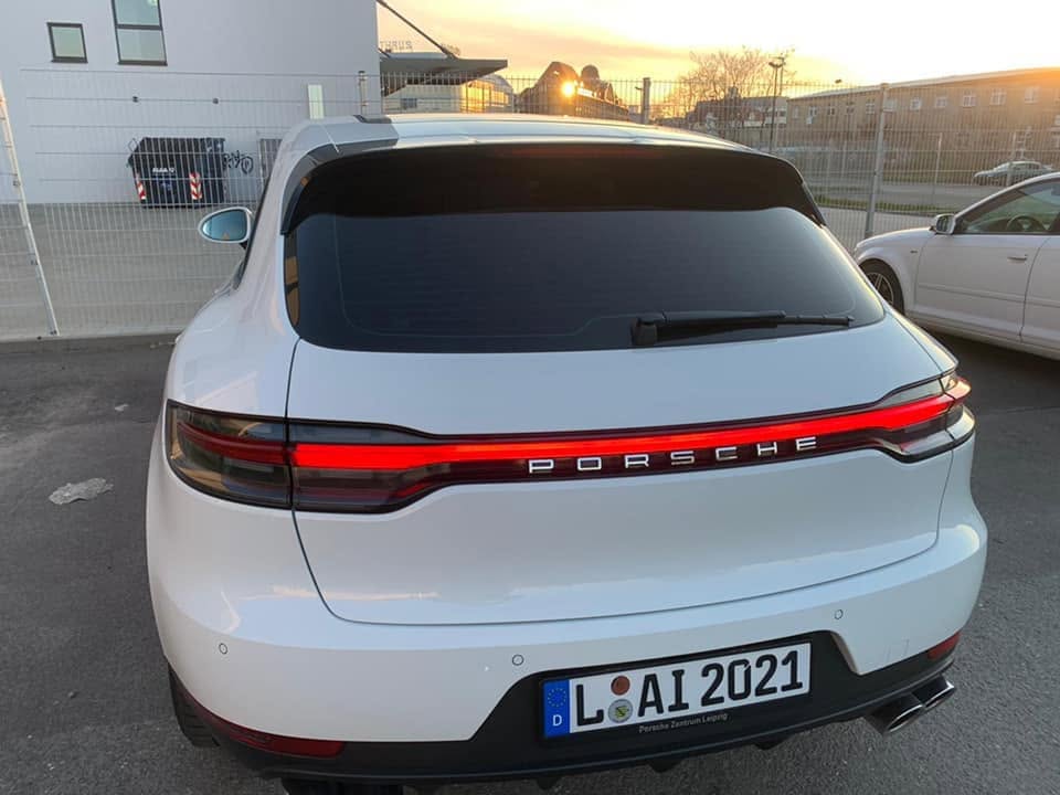 Fahrzeug mit sauber abgesetzter Scheibentönung