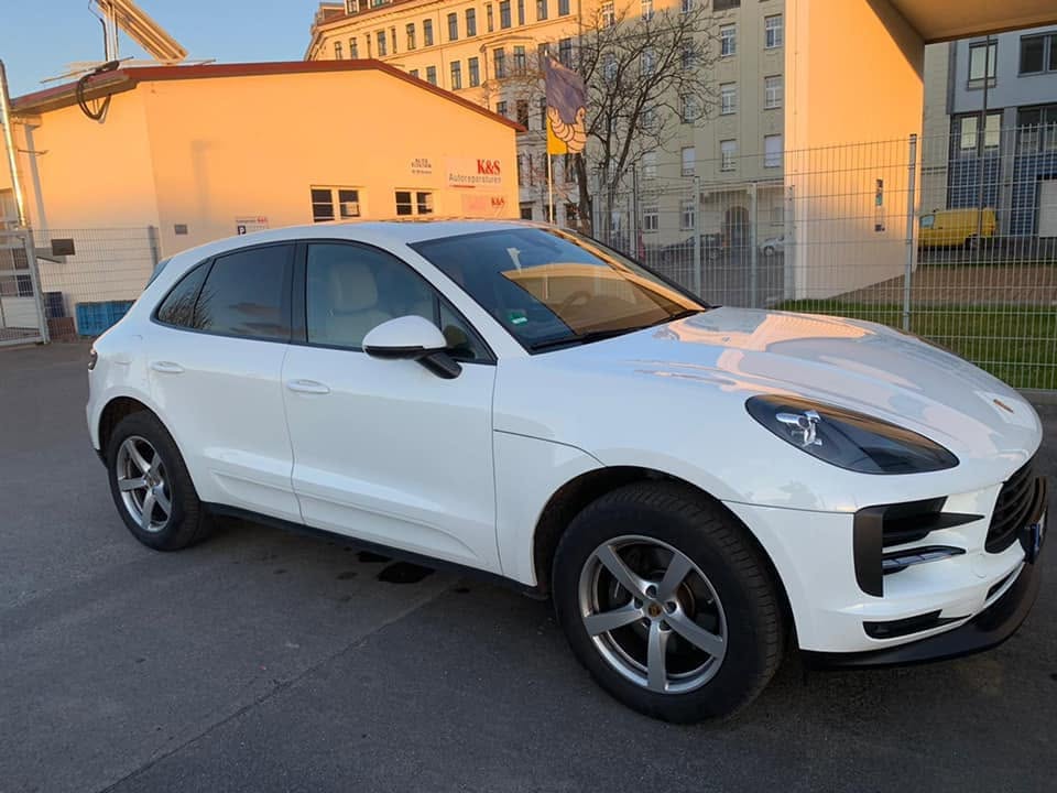 Rundum getöntes Fahrzeug